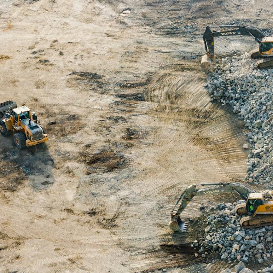 grues-chantier-terrain-vagues